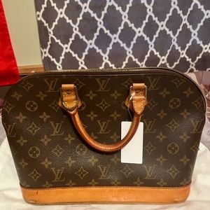 Louie Vuitton Monogram Alma PM bag, Good condition. Normal wear. FLOO15 code.